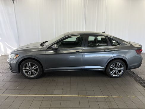 Used 2024 Volkswagen Jetta SE FWD image 8