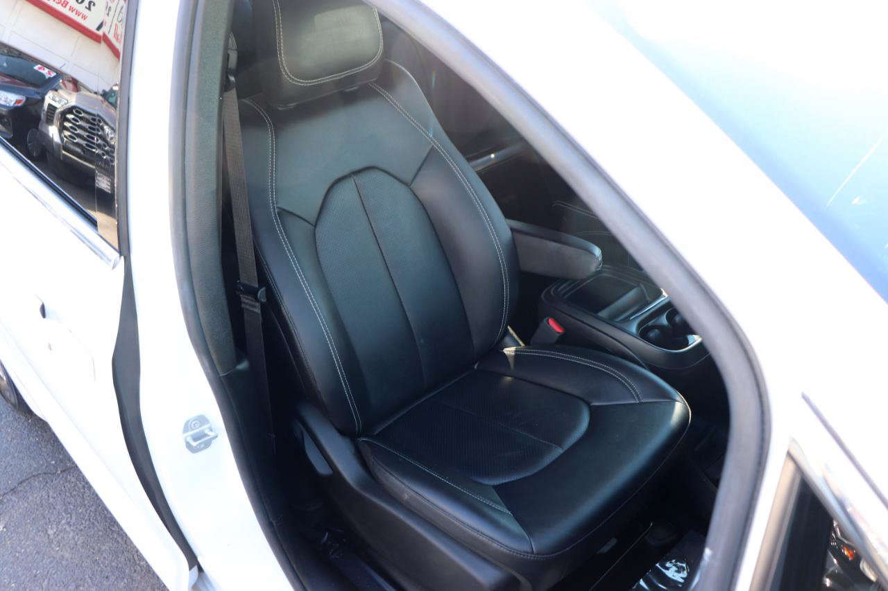Used 2027 Chrysler Pacifica Select FWD image 16