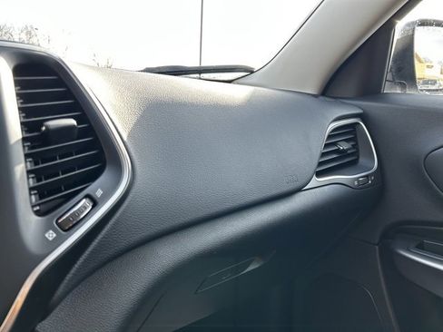 Used 2019 Jeep Cherokee Latitude w/ Cold Weather Group image 34