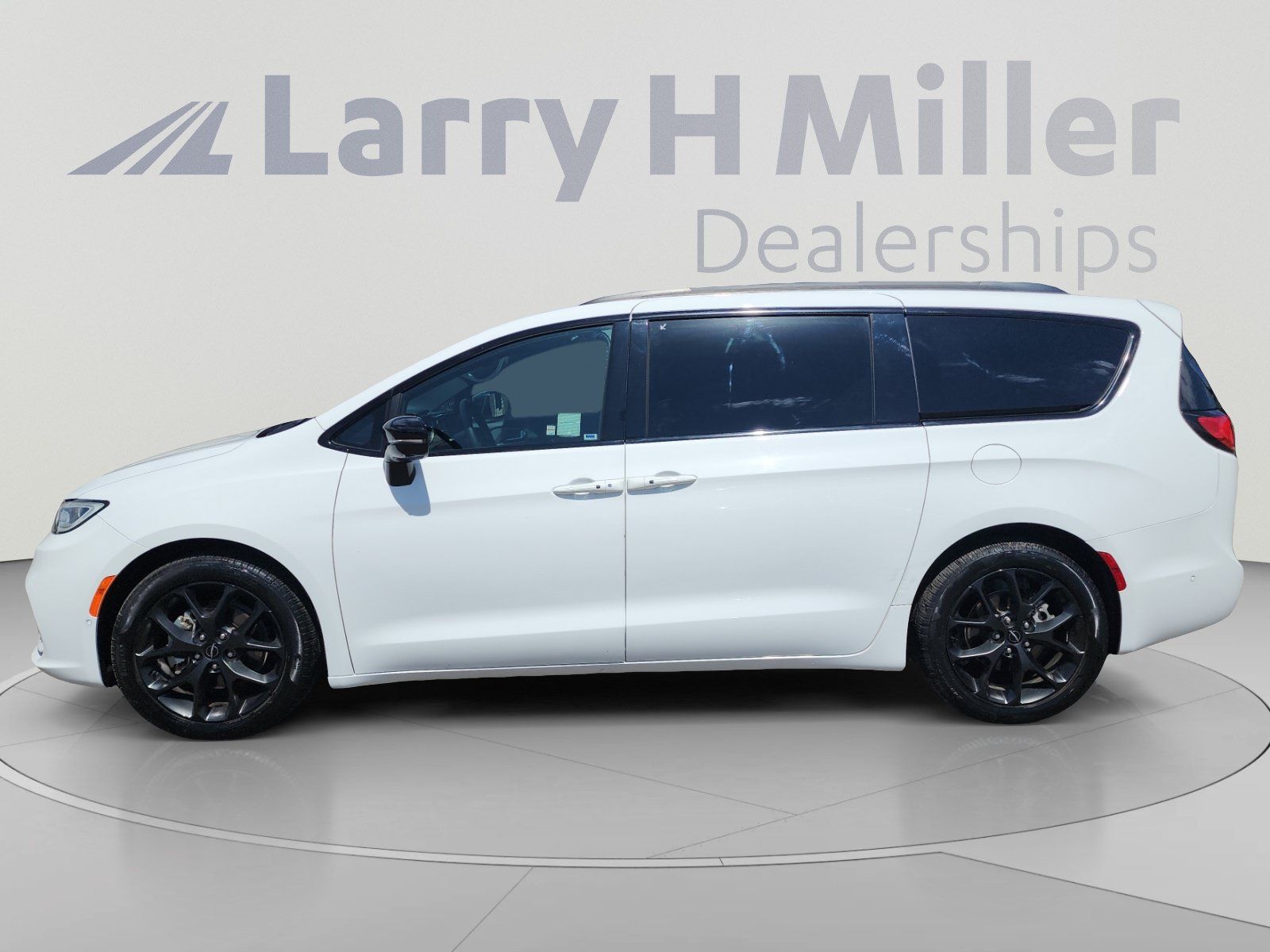 Used 2023 Chrysler Pacifica Limited w/ S Appearance Package FWD image 2
