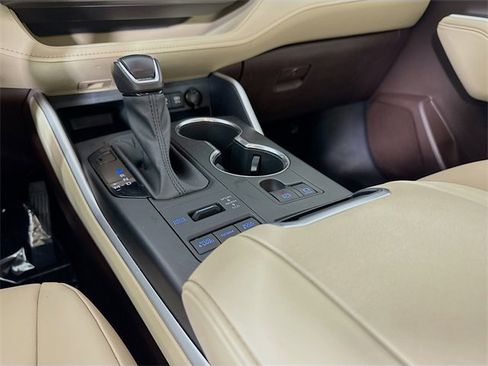 Used 2021 Toyota Highlander XLE image 25