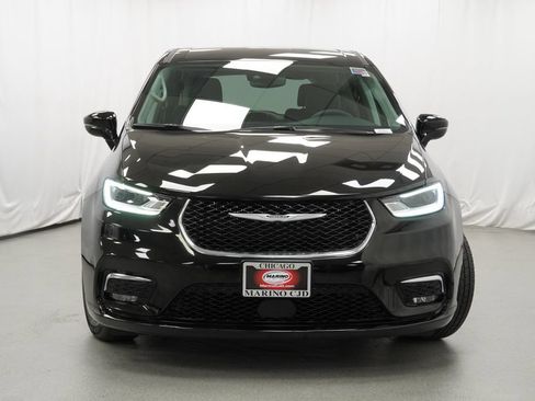 Certified 2024 Chrysler Pacifica Touring-L FWD image 9