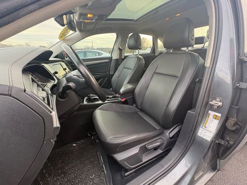 Used 2019 Volkswagen Jetta SE w/ Cold Weather Package image 17