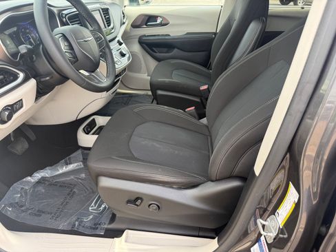 Used 2022 Chrysler Voyager LX image 11