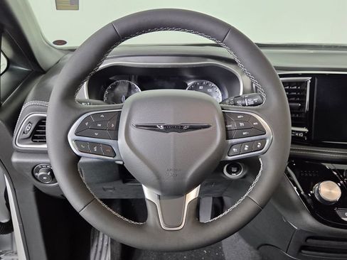 New 2026 Chrysler Pacifica Select FWD image 14