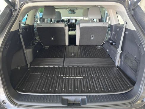 Used 2022 Toyota Highlander XLE AWD/4WD image 15