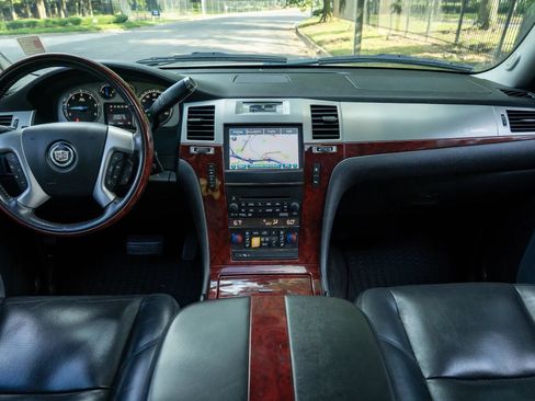 Used 2011 Cadillac Escalade Luxury AWD/4WD image 19