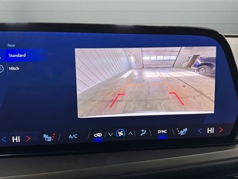 Used 2025 Chevrolet Traverse LT image 9