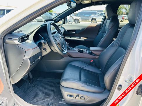 Used 2023 Toyota Venza Limited AWD/4WD image 3