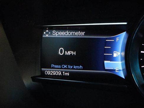 Used 2017 Ford Explorer XLT image 3