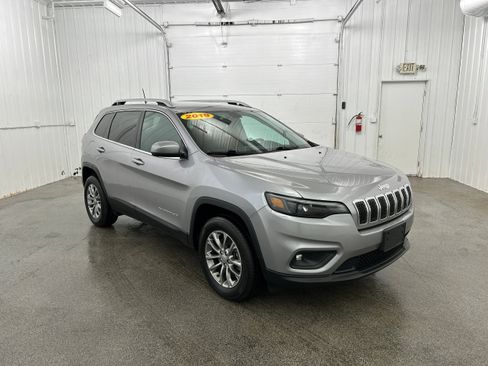 Used 2019 Jeep Cherokee Latitude Plus w/ Cold Weather Group AWD/4WD image 2