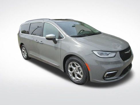 Used 2023 Chrysler Pacifica Limited image 5