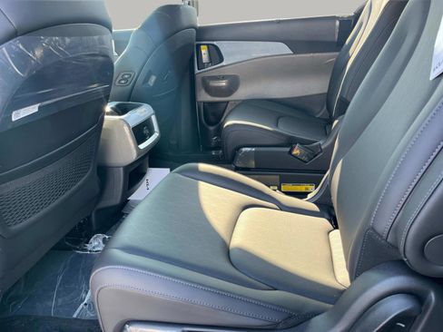 New 2026 Kia Carnival EX FWD image 19