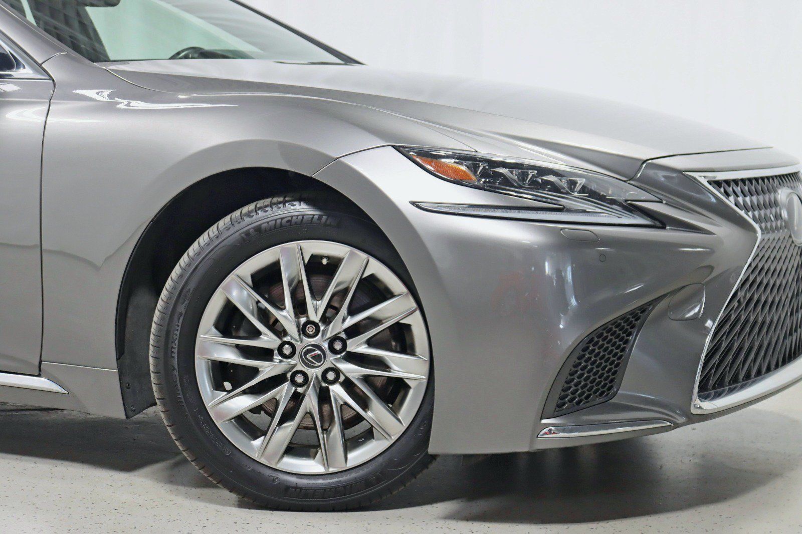Used 2018 Lexus LS 500h AWD w/ Accessory Package (Z2) image 5