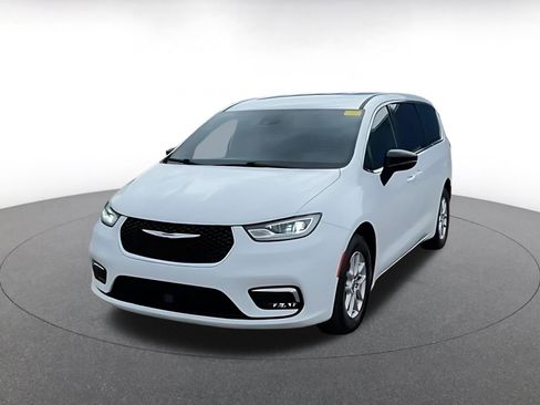 Used 2025 Chrysler Pacifica Select image 7