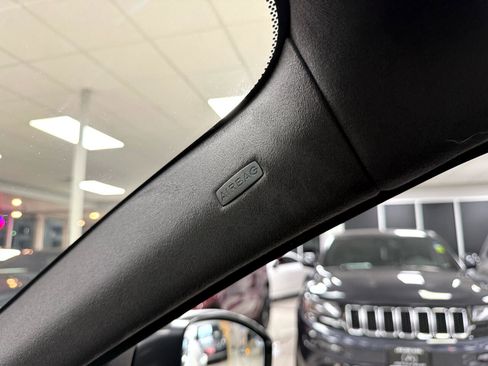 Used 2019 Jaguar F-PACE R-Sport image 33