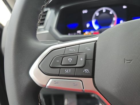 Used 2023 Volkswagen Tiguan SE w/ Panoramic Sunroof Package FWD image 17
