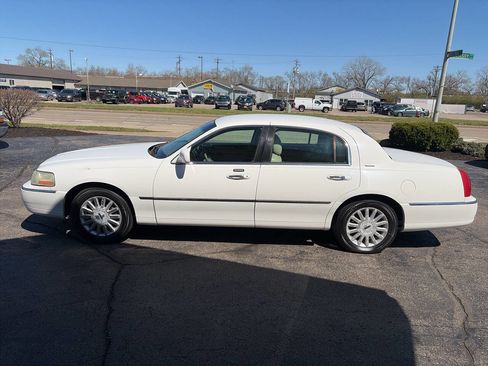 Used 2004 Lincoln Town Car Signature image 5