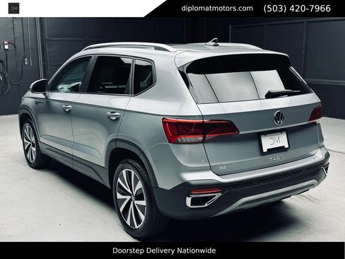 Used 2022 Volkswagen Taos SE w/ Panoramic Sunroof Package FWD image 5