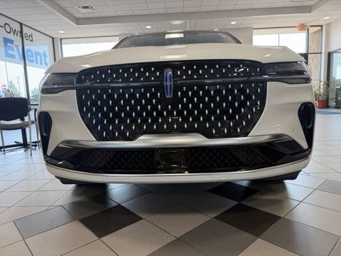 Used 2025 Lincoln Nautilus Reserve AWD/4WD image 3