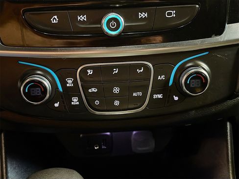 Used 2023 Chevrolet Traverse LT image 16