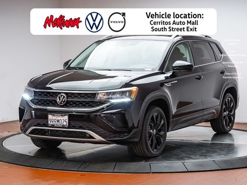 Used 2024 Volkswagen Taos SE w/ Panoramic Sunroof Package FWD image 1
