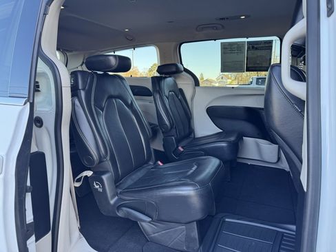 Used 2022 Chrysler Pacifica Touring-L image 18
