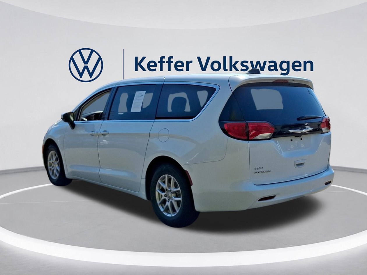 Used 2023 Chrysler Voyager LX FWD image 4