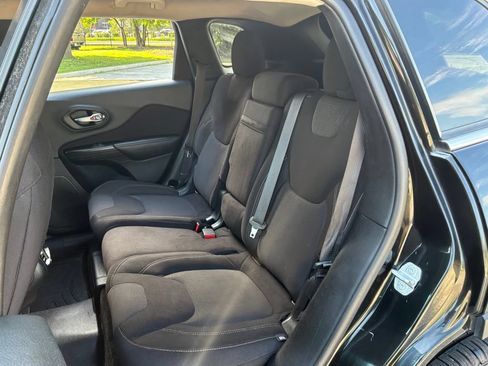 Used 2015 Jeep Cherokee Latitude w/ Cold Weather Group AWD/4WD image 27