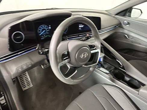 Certified 2025 Hyundai Elantra SEL FWD image 17