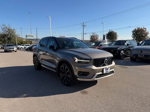 Used 2022 Volvo XC40 T4 R-Design w/ Advanced Package image 7