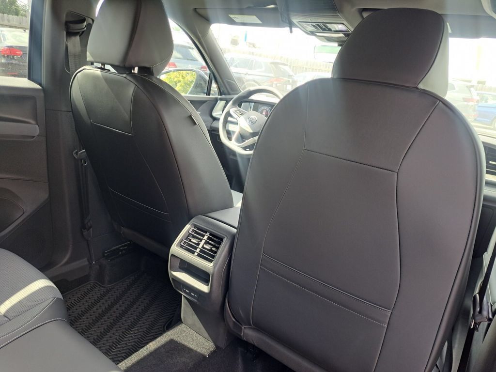 Used 2025 Volkswagen Tiguan SE R-Line FWD image 25