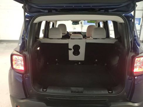 Used 2019 Jeep Renegade Latitude w/ Popular Equipment Group AWD/4WD image 6
