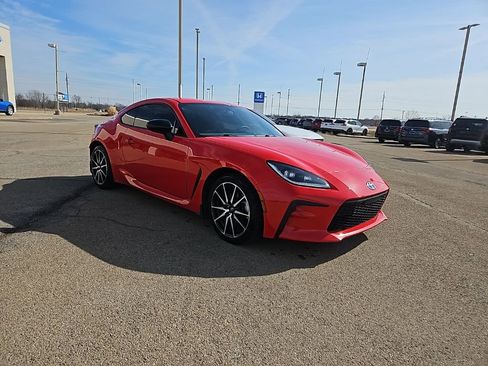 Used 2023 Toyota GR86 Base image 3