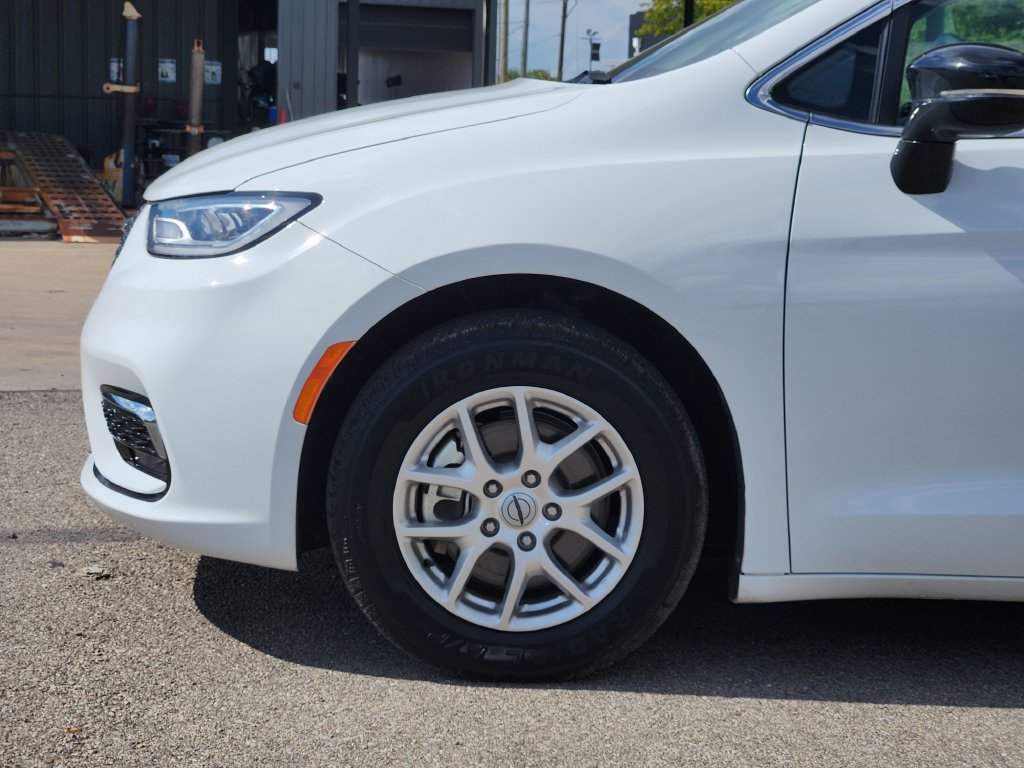 Used 2024 Chrysler Pacifica Touring-L FWD image 7
