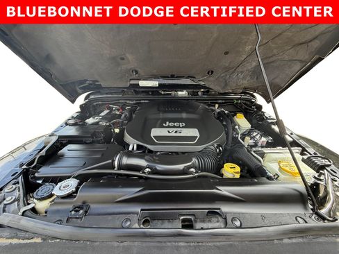 Used 2015 Jeep Wrangler Unlimited Sahara w/ Connectivity Group AWD/4WD image 23
