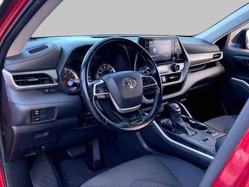 Used 2022 Toyota Highlander LE FWD image 17