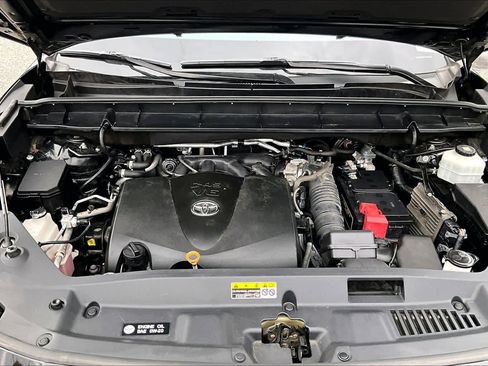 Used 2021 Toyota Highlander XLE image 32