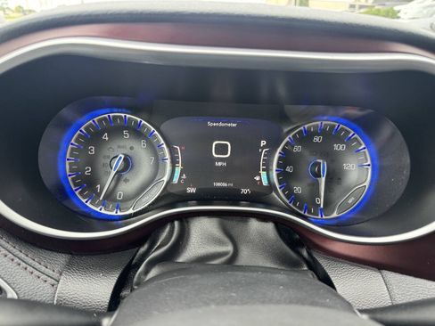Used 2017 Chrysler Pacifica Limited FWD image 18