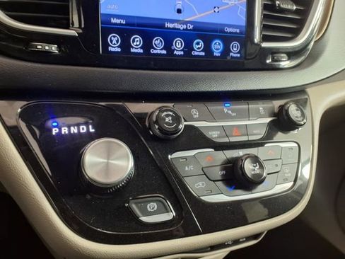 Used 2017 Chrysler Pacifica Touring-L Plus w/ Tire & Wheel Group FWD image 23
