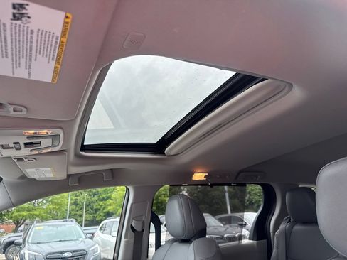 Used 2021 Toyota Sienna XLE w/ XLE Plus Package AWD/4WD image 17