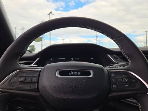 Used 2025 Jeep Grand Cherokee Limited AWD/4WD image 35