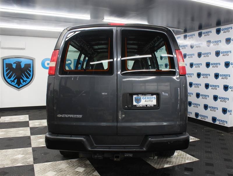 Used 2017 Chevrolet Express 3500 Extended RWD image 3