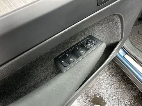 Used 2023 Volvo XC40 B5 Plus w/ Climate Package image 18