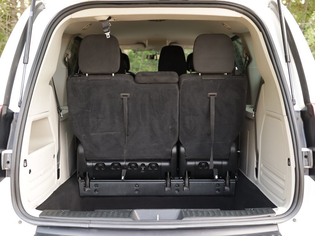 Used 2016 Dodge Grand Caravan American Value Package FWD image 24