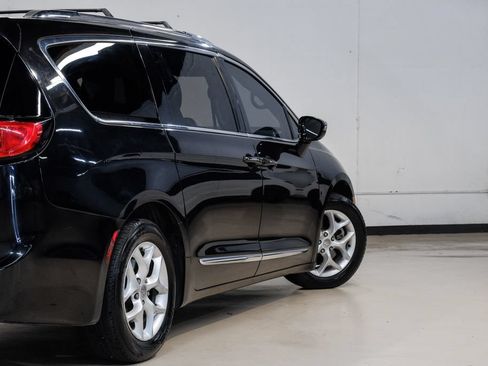 Used 2020 Chrysler Pacifica Limited FWD image 15