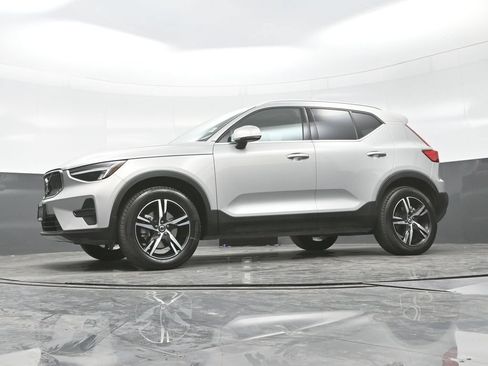 Used 2025 Volvo XC40 B5 Core AWD/4WD image 25