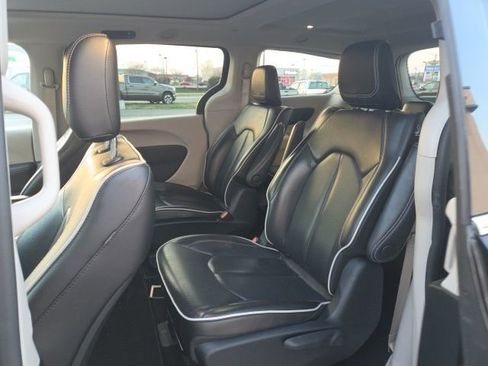 Used 2023 Chrysler Pacifica Limited image 13