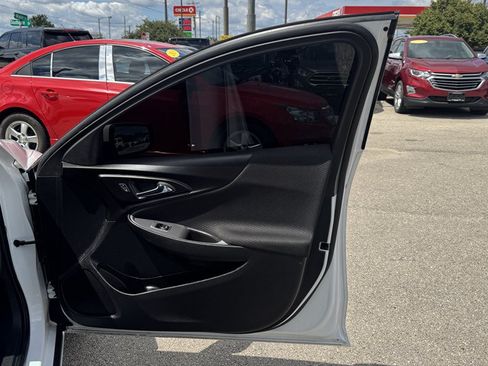 Used 2017 Chevrolet Malibu LT FWD image 27