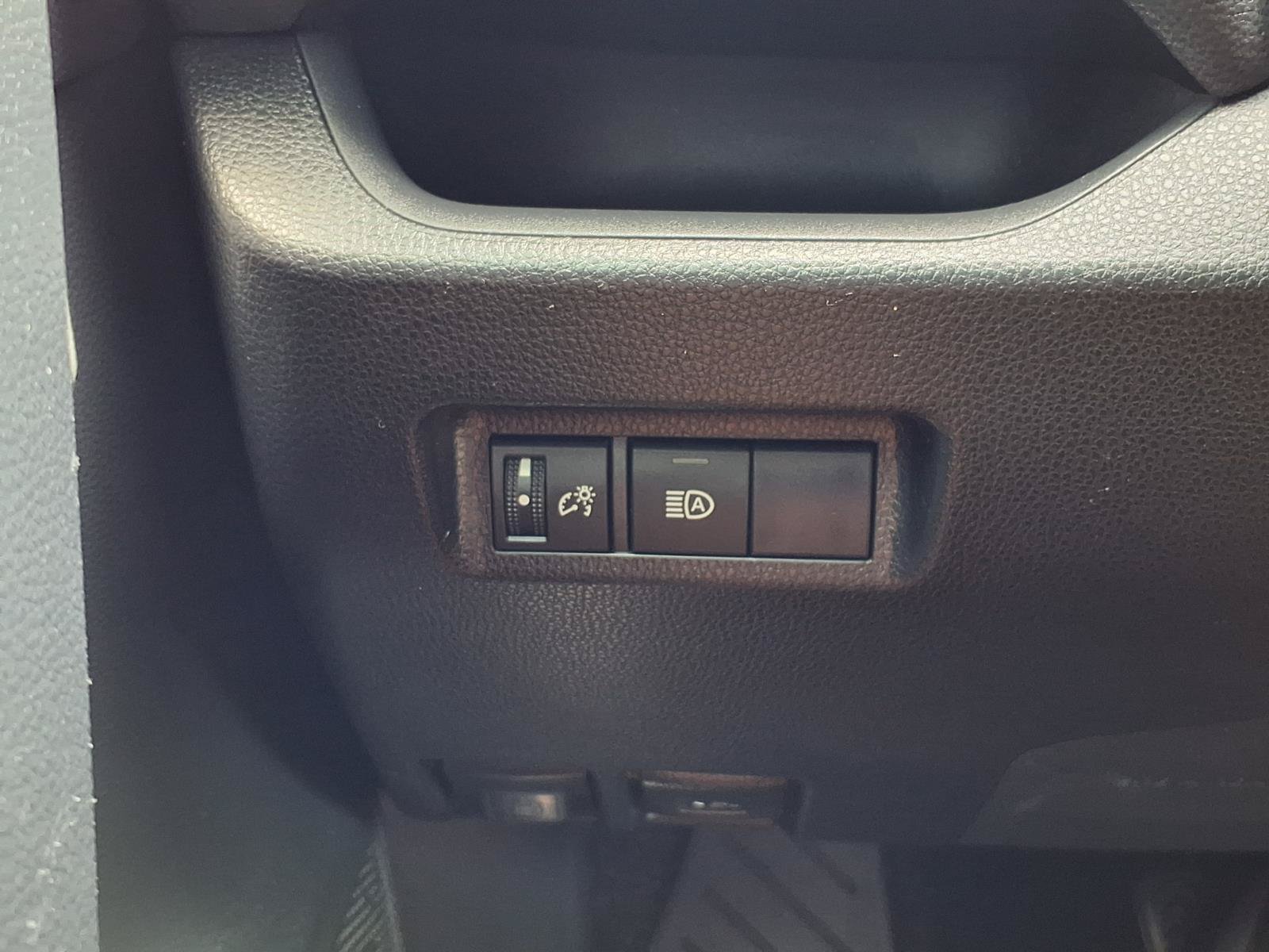 Used 2019 Toyota RAV4 LE FWD image 9